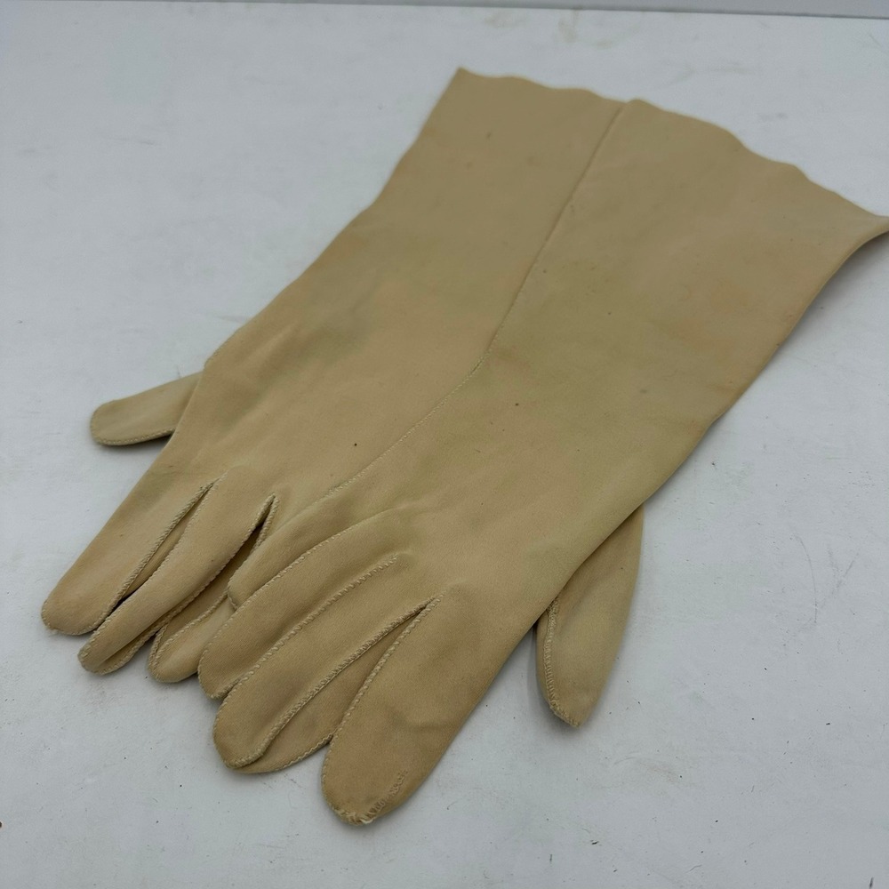 Vintage Womens Beige Opera Length Formal Gloves Mid Century Scalloped Edge Tan